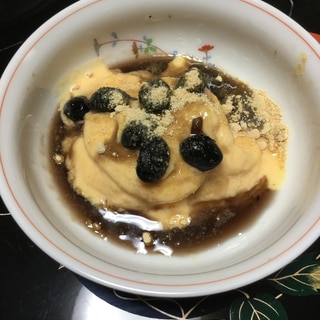 柿のアイスクリームの黒豆添え